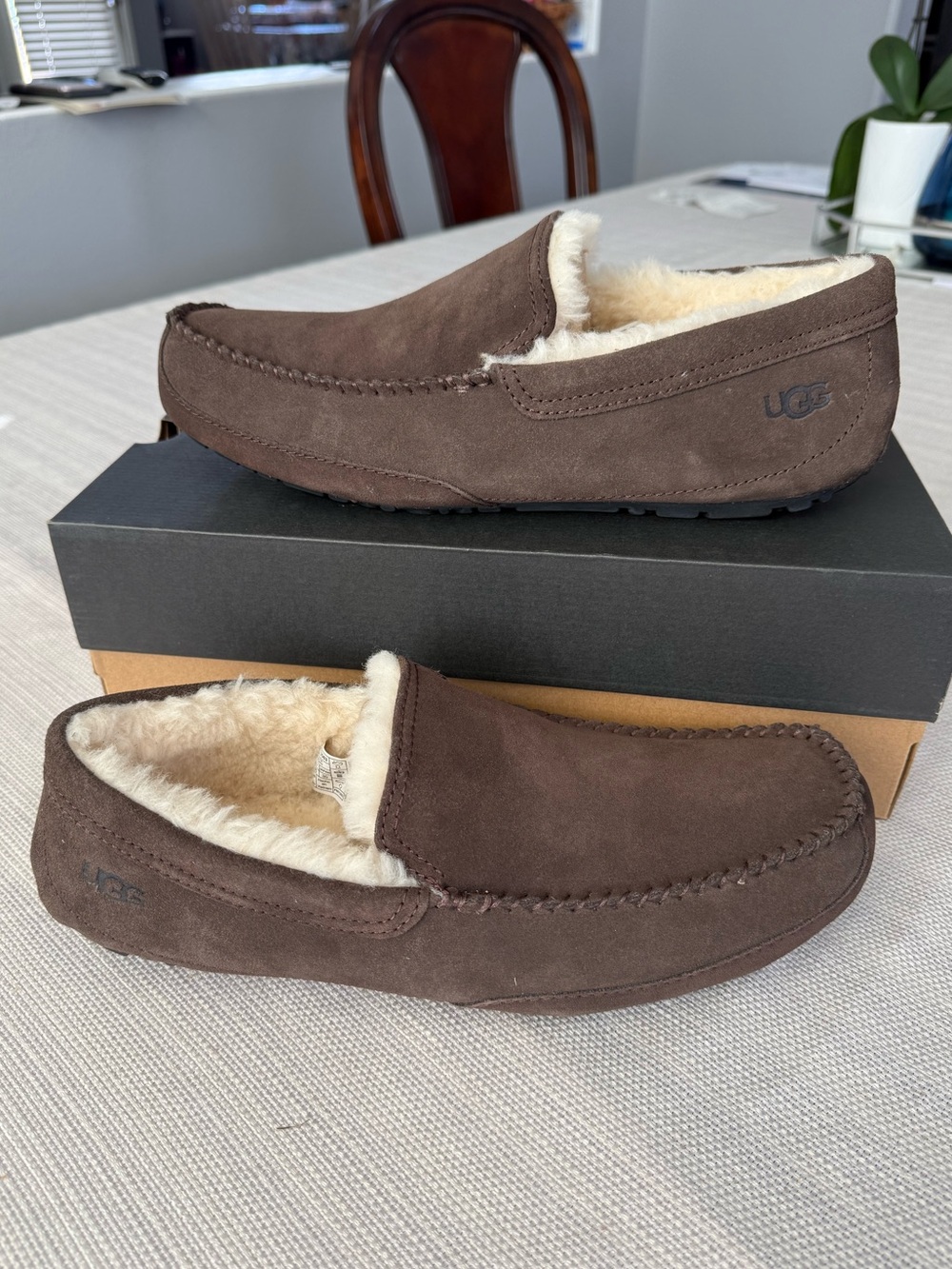 UGG MENS LINSCOT SUEDE SLIPPERS